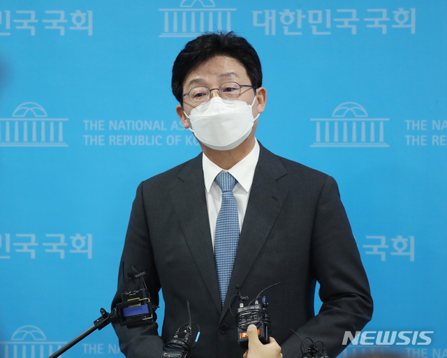 [서울=뉴시스] 최동준 기자 = 유승민 국민의힘 대선 예비후보가 23일 서울 여의도 국회 소통관에서 당 대표를 흔드는 윤석열 캠프 인사들의 잇따른 도발에 대해 윤석열 예비후보의 직접 사과를 요구하는 기자회견을 마치고 취재진 질문에 답변하고 있다. (공동취재사진) 2021.08.23. photo@newsis.com