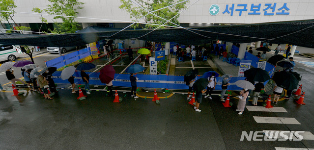 [광주=뉴시스] 변재훈 기자 = 광주 한 고등학교에서 코로나19 연쇄감염이 발생한 23일 광주 서구보건소 선별진료소에 검체를 채취하려는 시민들로 긴 줄이 늘어서 있다. 2021.08.23. wisdom21@newsis.com