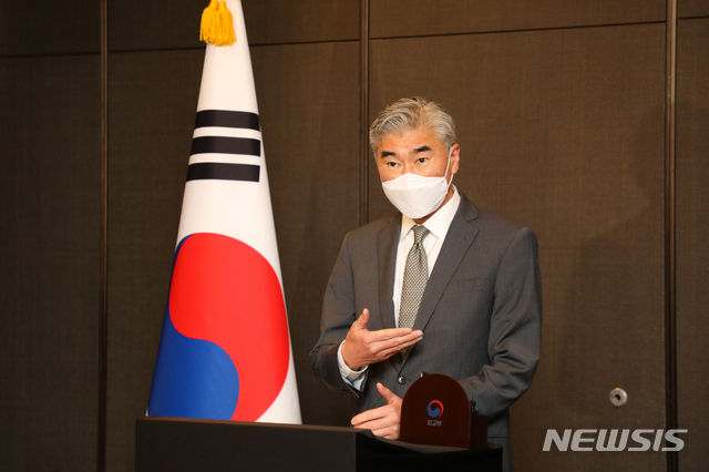[서울=뉴시스] 사진공동취재단 = 성 김 미국 대북특별대표가 지난달 23일 서울 중구 호텔 더 플라자에서 북핵수석대표 협의를 마치고 결과 발표를 하고 있다. 2021.08.23. photo@newsis.com