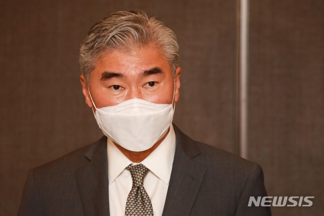 [서울=뉴시스] 사진공동취재단 = 성 김 미국 대북특별대표가 지난해 8월 23일 서울 중구 호텔 더 플라자에서 노규덕 한반도평화교섭본부장과 북핵수석대표 협의를 마치고 결과 발표를 하고 있다. 2022.03.12. photo@newsis.com