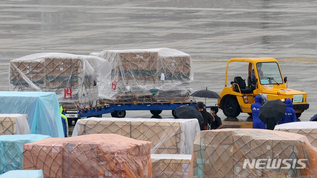 [인천공항=뉴시스] 이영환 기자 = 23일 오후 인천국제공항 화물터미널에서 백신 수송 관계자들이 코로나19 모더나 백신을 옮기고 있다.  2021.08.23. 20hwan@newsis.com