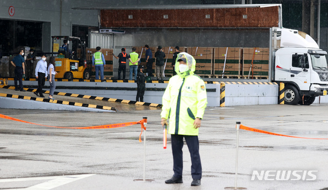 [인천공항=뉴시스] 이영환 기자 = 23일 오후 인천국제공항 화물터미널에서 백신 수송 관계자들이 코로나19 모더나 백신을 수송 차량에 싣고 있다.  2021.08.23. 20hwan@newsis.com