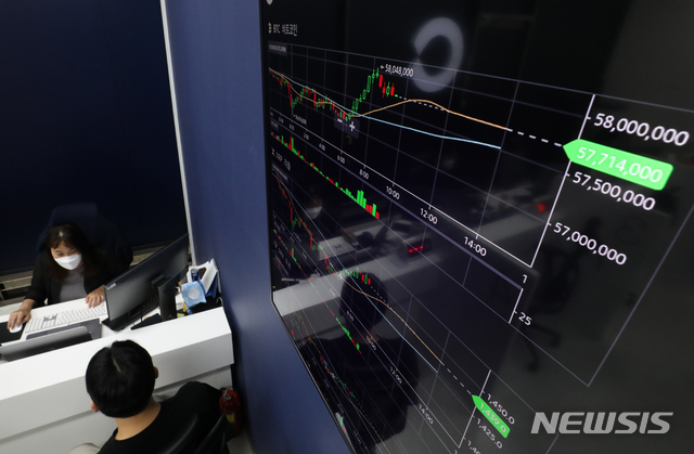 [서울=뉴시스] 조수정 기자 = 암호화폐 비트코인이 3개월만에 5800만원선을 돌파해 거래되고 있다. 시가총액 2위 이더리움은 380만원선에 거래되고 있다. 23일 오후 서울 용산구 코인원 고객센터 전광판에 암호화폐 가격이 표시되고 있다. 2021.08.23. chocrystal@newsis.com