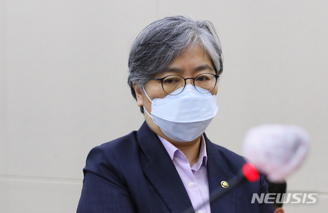 [서울=뉴시스] 최동준 기자 = 정은경 질병관리청장이 23일 서울 여의도 국회에서 열린 보건복지위원회 전체회의에서 2020년 결산-예비비 지출승인건 보고를 위해 발언대로 향하고 있다. (공동취재사진) 2021.08.23. photo@newsis.com