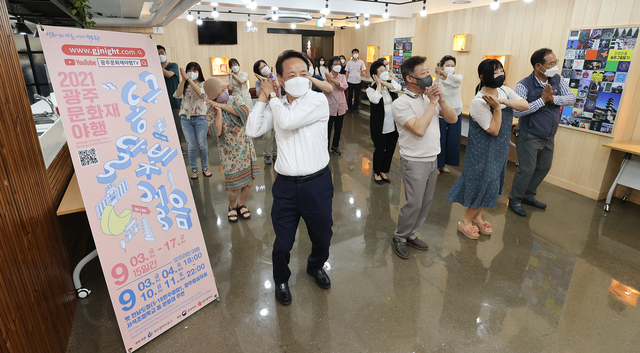 [광주=뉴시스] 변재훈 기자 = 광주 동구는 다음달 3일부터 대면·비대면으로 진행하는 광주문화재야행 '동구 달빛걸음'을 앞두고 디지털 소외계층을 위한 교육을 제공하고 있다고 23일 밝혔다. (사진=광주 동구 제공) 2021.08.23. photo@newsis.com *재판매 및 DB 금지