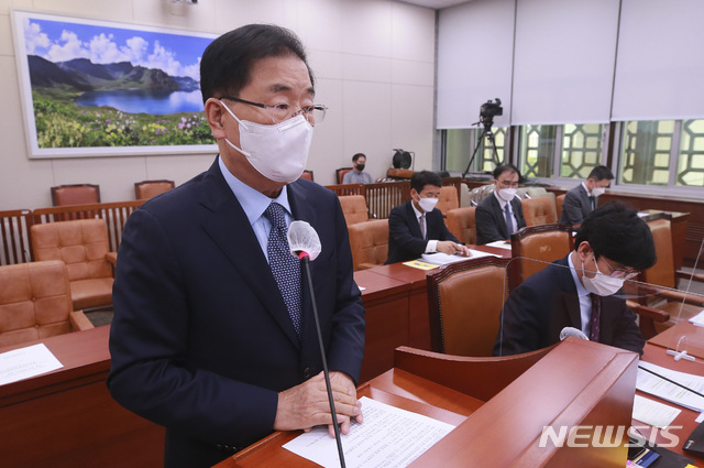 [서울=뉴시스] 최진석 기자 = 정의용 외교부 장관이 23일 오후 서울 여의도 국회에서 열린 외교통일위원회 전체회의에서 발언하고 있다. (공동취재사진) 2021.08.23. photo@newsis.com