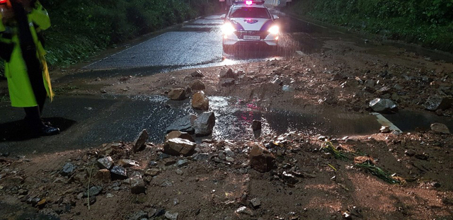 [부산=뉴시스] 태풍경보가 발효된 24일 새벽 부산 기장군 두명터널 입구에서 돌과 토사 등이 도로를 뒤덮고 있다. 2021.08.24. (사진=부산경찰청 제공). photo@newsis.com  *재판매 및 DB 금지