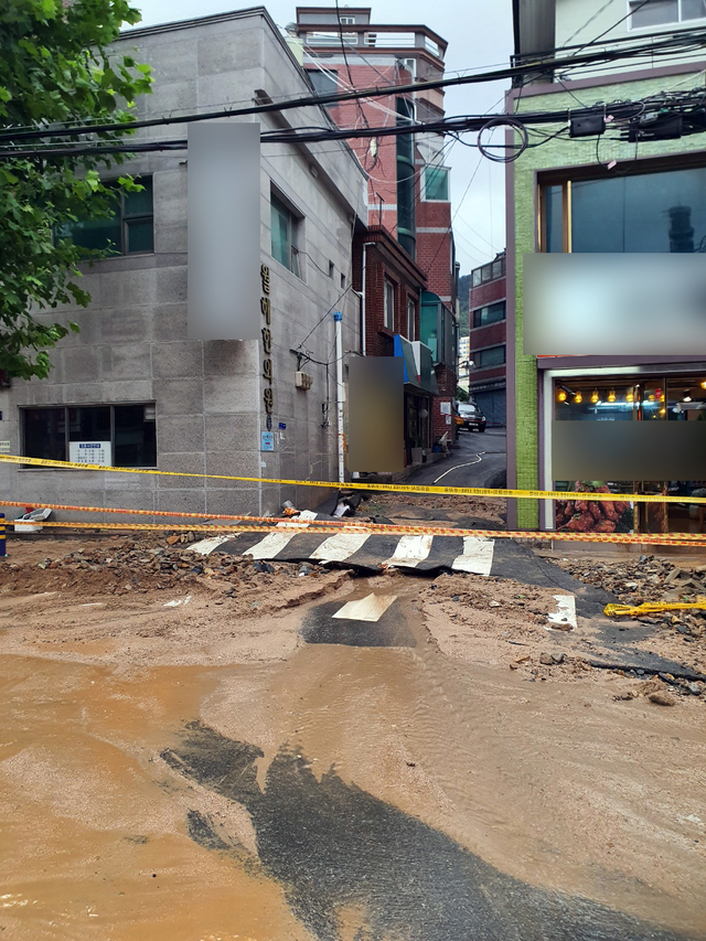 [부산=뉴시스] 태풍경보가 발효된 23일 밤 부산 부산진구 양정교차로~연제구청 교차로 130m 구간의 도로가 파손돼 도로 하부의 토사가 유출됐다. 관할 구청은 굴착기 등을 동원해 복구작업을 펼치고 있다고 경찰은 전했다.  2021.08.24. (사진=부산경찰청 제공). photo@newsis.com  *재판매 및 DB 금지