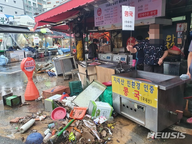 [울산=뉴시스] 구미현 기자 = 24일 태풍 오마이스의 영향으로 수해가 발생한 울산 중구 태화시장에서 한 상인이 울분을 토하고 있다. 태화시장은 2016년 태풍 차바로 큰 피해가 발생한 곳 중 한 곳이다. 2021.08.24. gorgeouskoo@newsis.com