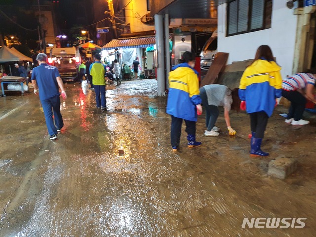 [울산=뉴시스] 구미현 기자 = 24일 새벽 울산 중구 태화시장 일대가 침수돼 구청 직원들이 일대를 수습하고 있다. 2021.08.24. (사진=울산 중구청 제공) photo@newsis.com