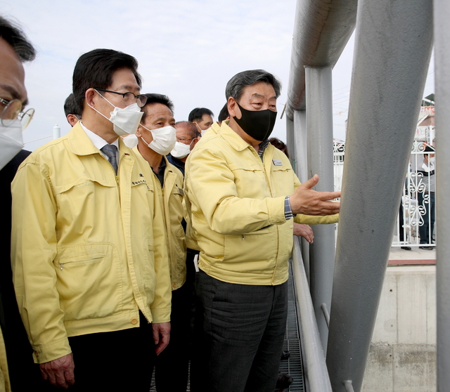 양승조 충남도지사(왼쪽)와 가세로 태안군수가 지난 4월 태안 안흥외항 사고 복구현장을 점검했다 *재판매 및 DB 금지
