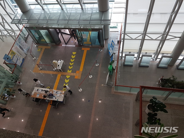 [용인=뉴시스]신정훈 기자=점심시간때 밖으로 나갈려는 직원들로 북적거리던 용인시청 현관앞이 지금은 한산한 모습을 보이고 있다