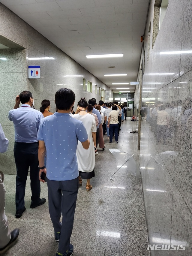 [수원=뉴시스]이병희 기자=경기도청 구내식당을 이용하기 위해 줄서 있는 공무원들