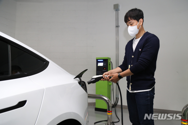 [서울=뉴시스] DL그룹 법인찰 전기차 충전. (사진=DL 제공)