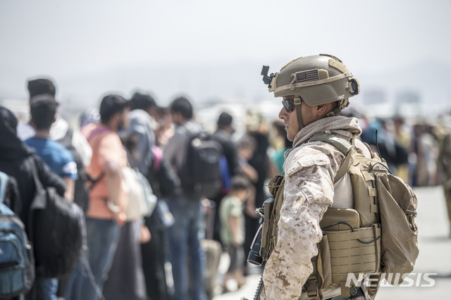 [카불=AP/뉴시스]미군이 아프가니스탄 카불의 하미드 카르자이 공항에 몰린 피란민 대피 작업을 돕고 있다. 2021.8.23.