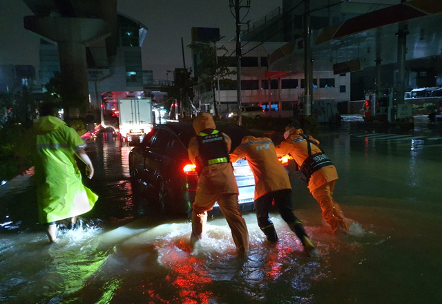 [서울=뉴시스] 24일 새벽 1시께 경남 김해시 안동 일대에서 소방대원들이 태풍 오마이스 영향으로 침수된 차량을 안전조치하고 있다. (사진=소방청 제공) 2021.08.24. photo@newsis.com *재판매 및 DB 금지