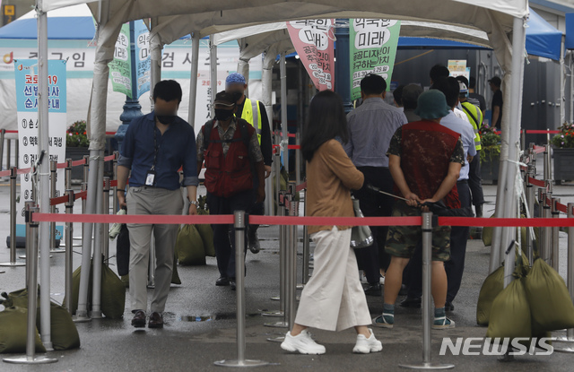 [서울=뉴시스] 고승민 기자 =  0시 기준 코로나19 신규 확진자수가 1,509명으로 기록된 24일 서울역 임시선별검사소를 찾은 시민이 검사를 받기 위해 줄을 서고 있다. 2021.08.24. kkssmm99@newsis.com