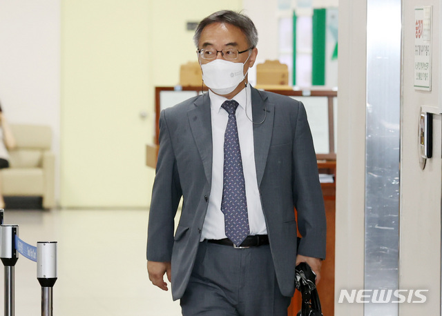 [서울=뉴시스] 이영환 기자 = 임종헌 전 법원행정처 차장이 지난해 8월24일 오전 서울 서초구 서울중앙지법에 출석하고 있다. 2021.08.24. 20hwan@newsis.com