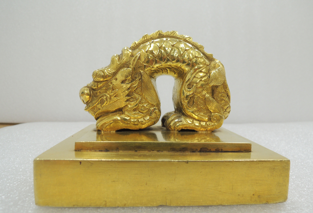 [서울=뉴시스] 문화재청(청장 김현모)은 2019년 미국에서 환수한 19세기 '국새 대군주보'를 비롯해 1946년 일본에서 환수한 대한제국기 '국새 제고지보', '국새 칙명지보', '국새 대원수보' 등 4과, 고려 시대 금속공예 기술의 절정을 보여주는 '서울 영국사지 출토 의식공양구 일괄'을 비롯해 조선 초기 음식조리서인 '수운잡방', 불경 '예념미타도량참법 권1~5' 등 총 7건을 보물로 지정했다고 24일 밝혔다. 사진은 국새 제고지보. (사진=문화재청 제공) 2021.08.24. photo@newsis.com *재판매 및 DB 금지