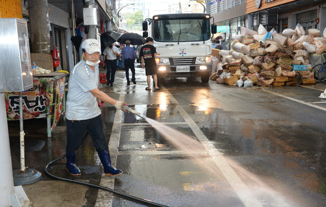 [울산=뉴시스] 배병수기자 = 24일 태풍 오마이스의 영향으로 수해가 발생한 울산 중구 태화시장 상인이 흙탕물 제거 작업을 하고 있다. 태화시장은 2016년 태풍 차바로 큰 피해가 발생한 곳 중 한 곳이다. 2021.08.24. bbs@newsis.com