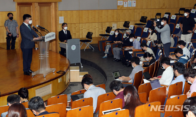 [부산=뉴시스] 하경민 기자 = 부산 금정구 부산대 대학본부 대회의실에서 박홍원 교육부총장이 조국 전 장관 딸의 2015학년도 의학전문대학원 입시 의혹에 대한 최종 결론을 발표하고 있다. 2021.08.24. yulnetphoto@newsis.com