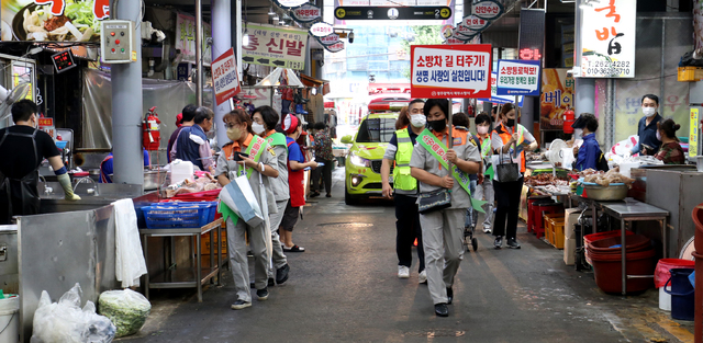 [광주=뉴시스] 변재훈 기자 = 광주 북부소방서는 지역 전통시장 일대에서 소방차 길 터주기 훈련·홍보 활동을 펼쳤다고 24일 밝혔다. (사진=광주 북부소방 제공) 2021.08.24. photo@newsis.com *재판매 및 DB 금지