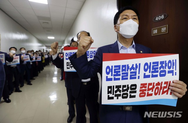 [서울=뉴시스] 최동준 기자 = 국민의힘 김기현 원내대표를 비롯한 의원들이 24일 서울 여의도 국회 법제사법위원회 회의실 앞에서 언론중재법 개정안 규탄대회를 하고 있다. (공동취재사진) 2021.08.24. photo@newsis.com