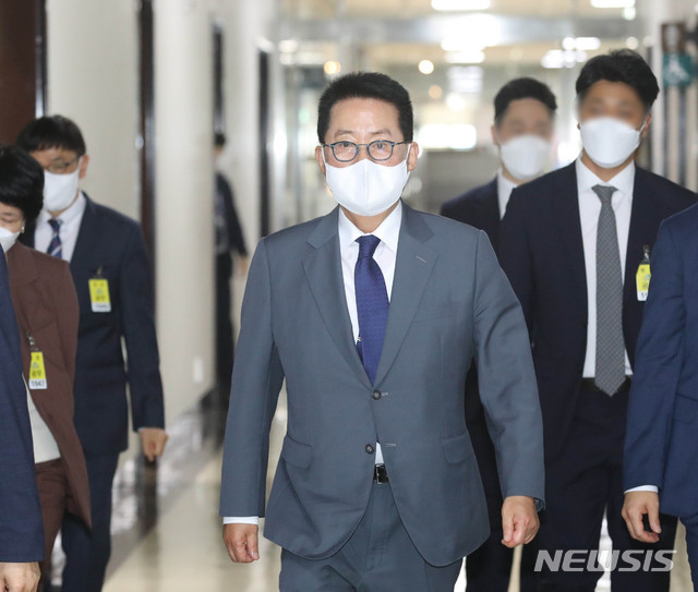 [서울=뉴시스] 최진석 기자 = 지난 8월24일 오후 서울 여의도 국회에서 열린 정보위원회 전체회의에 참석하기 위해 박지원 국가정보원장이 이동하고 있다. (공동취재사진) 2021.08.24. photo@newsis.com