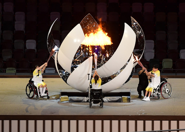 [도쿄(일본)=뉴시스] 사진공동취재단 = 2020 도쿄 패럴림픽 개회식이 지난 24일 오후 8시 일본 도쿄 국립경기장(올림픽 스타디움)에서 열렸다. 최종 주자 3명이 성화대에 불을 붙이고 있다. 2021.08.24. photo@newsis.com