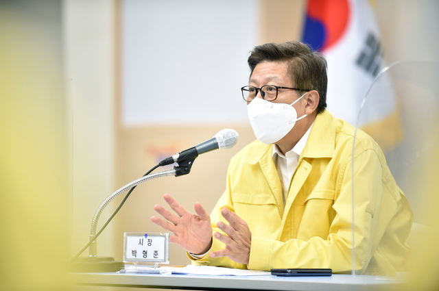  [부산=뉴시스] 허상천 기자 = 박형준 부산시장은 25일 스마트공장 확산·보급에 앞장서는 ㈜오토닉스와 비대면 트렌드를 선도하는 혁신 창업기업들을 방문, 현장에서 창업 정책을 점검했다. 2021.08.25. (사진 = 부산시 제공) photo@newsis.com *재판매 및 DB 금지