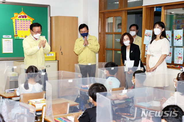 [청주=뉴시스] 김재광 기자 = 김부겸 국무총리(왼쪽)가 25일 오전 학교 방역 점검차 충북 청주시 개신초등학교를 찾아 급식실, 돌봄 교실, 수업 교실을 둘러보고 아이들과 반갑게 인사를 나누고 있다.2021.08.25.kipoi@newsis.com