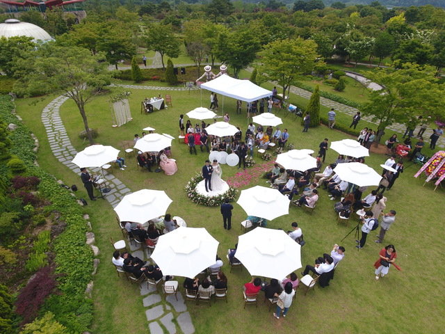 [서울=뉴시스] 작은 결혼식 모습. 해당 사진은 기사 내용과 관련이 없습니다. (사진=뉴시스 DB). photo@newsis.com *재판매 및 DB 금지