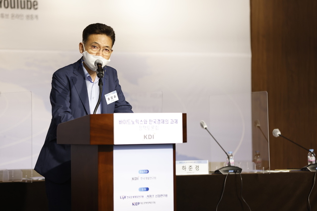 소득주도 성장을 처음 설계한 홍장표 한국개발연구원(KDI) 원장(사진 = 뉴시스 DB) 2020.07.02 *재판매 및 DB 금지