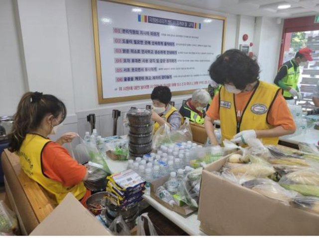[서울=뉴시스] 서울시 종로구 천사무료급식소에서 '독거노인을 위한 도시락 나눔 봉사'에 참여한 김희재 공식 팬클럽. (사진=한국나눔연맹 제공).2021.08.25.photo@newsis.com