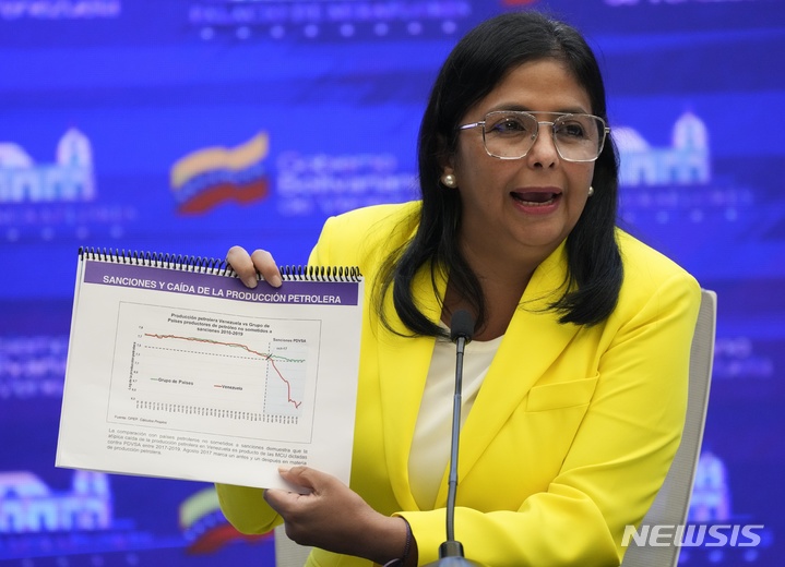 [카라카스( 베네수엘라)= AP/뉴시스] 지난 해 대통령궁 기자회견에서 산유량 감소의 통계를 설명하는 베네수엘라의 델시 로드리게스 부통령. 그는 5월 26일 키르기스스탄에서 처음 열린 유라시아 경제포럼에 참여해 베네수엘라의 석유, 금광, 농식품 산업에 대한 투자유치에 나섰다.  