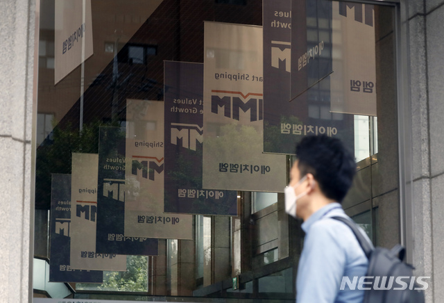 [서울=뉴시스] 고승민 기자 = HMM 해원연합노조(선원 노조)가 진행한 파업 찬반투표가 찬성률 92.1%로 가결, 단체 사직서 및 스카우트 제안 선사에 단체이직서를 제출하는 것으로 알려진 25일 서울 HMM 본사에서 직원들이 출근하고 있다. 한편 사무직원으로 구성된 육상노조도 30일 파업 찬반투표에 들어가기로 했다. 다만 노사가 내달 1일 재협상을 하기로 해 파업 국면 전환에 대한 가능성도 함께 점쳐지고 있다. 2021.08.25. kkssmm99@newsis.com