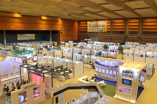 [서울=뉴시스] 한국광산업진흥회가 주최하는 '2021 국제광융합비즈니스페어'가 25일 서울 코엑스에서 개막했다. (사진=한국광산업진흥회 제공) 2021.08.25. photo@newsis.com *재판매 및 DB 금지