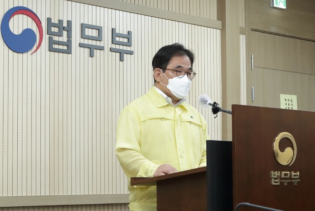 [서울=뉴시스] 이재유 법무부 출입국외국인정책본부장이 25일 경기도 과천시 정부과천청사 법무부에서 국내 거주 아프간인 인도적 특별체류 조치 시행을 브리핑 하고 있다. (사진=법무부 제공) 2021.08.25. photo@newsis.com *재판매 및 DB 금지