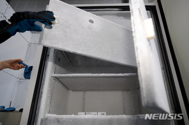 [서울=뉴시스] 김병문 기자 = 지난달 25일 오전 서울 마포구민체육센터에 마련된 코로나19 예방접종센터에서 관계자가 화이자 백신이 보관된 저온냉동고를 확인하고 있다. 2021.08.25. dadazon@newsis.com