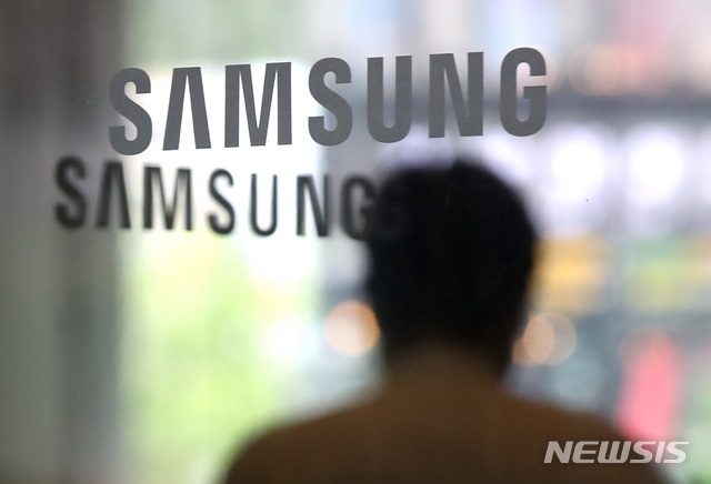 [서울=뉴시스] 조수정 기자 = 삼성전자가 향후 3년간 반도체·바이오·차세대 통신·신성장 IT 분야에 총 240조원을 투자하는 로드맵을 발표했다. 이 중 180조원은 국내에 투자한다. 또 청년 고용문제 해결을 위해 3년간 4만 명을 직접 채용한다. 25일 서울 서초동 삼성사옥으로 직원들이 드나들고 있다. 2021.08.25. chocrystal@newsis.com