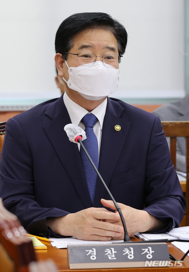 [서울=뉴시스] 전신 기자 = 김창룡 경찰청장이 지난 8월25일 서울 여의도 국회에서 열린 행정안전위원회 전체회의에서 의원 질의에 답변하고 있다. (공동취재사진) 2021.08.25. photo@newsis.com