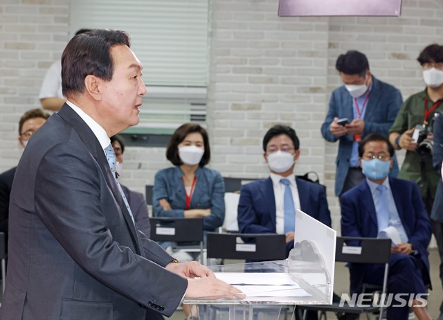 [서울=뉴시스] 국회사진기자단 = 윤석열 국민의힘 대선 경선 예비 후보가 25일 서울 여의도 중앙당사에서 열린 국민 약속 비전 발표회에서 핵심 공약 등을 발표하고 있다. 2021.08.25. photo@newsis.com