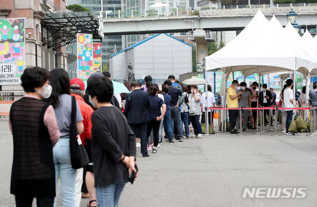 [서울=뉴시스] 김병문 기자 = 코로나19 일일 신규 확진자 수가 2,155명으로 집계된 25일 오후 서울 중구 서울역에 마련된 임시선별검사소에서 시민들이 검사를 기다리고 있다. 2021.08.25. dadazon@newsis.com