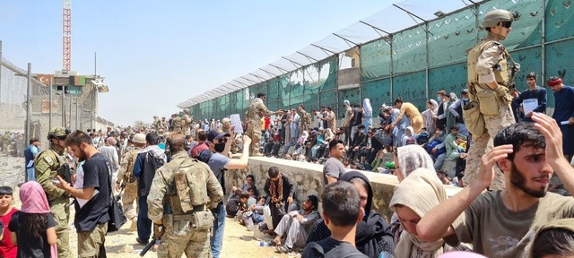 [서울=뉴시스] 정병혁 기자 = 25일 아프가니스탄 카불공항에서 한국 외교관이 한국행 아프간인들을 찾고 있다. (사진=외교부 제공) 2021.08.25. photo@newsis.com *재판매 및 DB 금지