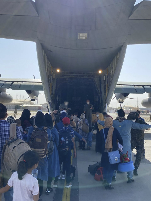 [서울=뉴시스] 정병혁 기자=25일 아프가니스탄 카불공항에서 한국으로 이송될 아프간인들이 수송기에 탑승하고 있다.(사진=외교부 제공) 2021.08.25. photo@newsis.com *재판매 및 DB 금지