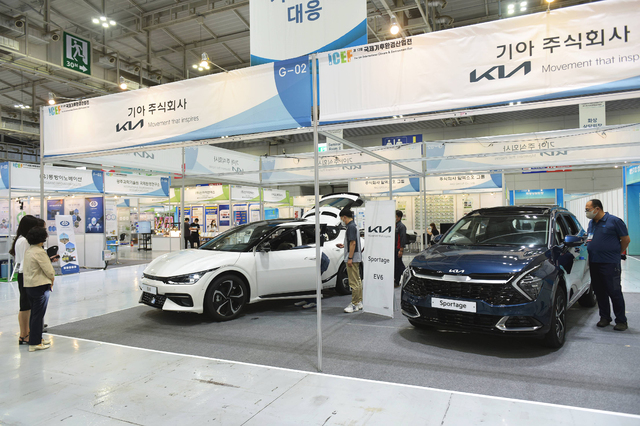 [광주=뉴시스]이창우 기자 = 기아가 25일 광주 DJ센터에서 개막한 호남권 유일의 국제산업전시회인 '국제기후환경산업전(ICEF)'에서 신형 스포티지 하이브리드와 EV6를 선보이고 있다. (사진=기아 제공) 2021.08.25 photo@newsis.com *재판매 및 DB 금지