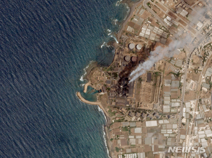 [바니야스(시리아)=P/뉴시스] 올해 6월 발생한 시리아 바니야스 정유공장의 원유유출 현장의 위성사진. 시리아는 경제 제재등으로 석유사용 발전량이 줄어 전력난을 겪고 있어 이집트와 레바논을 잇는 국제송유관의 지분을 요구해왔다. 