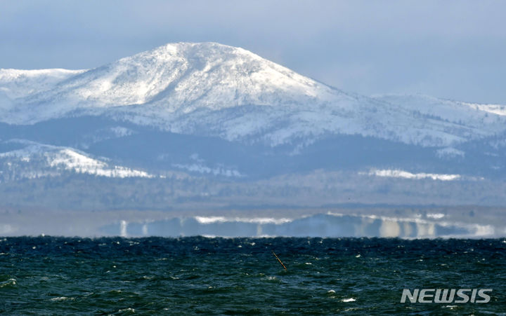[베쓰카이=AP/뉴시스]2016년 12월15일자 자료사진으로 일본 최북단 홋카이도 베쓰카이 노쓰케 반도에서 일본이 북방영토라고 부르는 쿠릴 열도 4개 중 하나인 쿠나시르 섬을 촬영한 사진. 2024.07.18. 