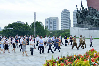 [서울=뉴시스] 김정일 동상 찾은 북한 주민들. 2021.08.26. (사진=노동신문 캡처) *재판매 및 DB 금지