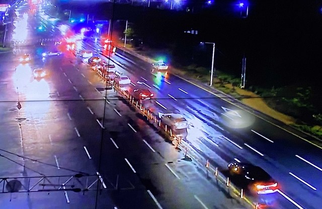 [부산=뉴시스] 정부의 사회적 거리두기 4단계 연장조치에 반발하는 자영업자들이 25일 밤 부산 사상구 삼락공원 주차장에 집결한 뒤 차량시위에 나서고 있다. 이날 부산에 집결한 차량 56대는 부산시청 앞까지 이동하며 차량시위를 진행한 것으로 전해졌다. 2021.08.26. (사진=부산경찰청 제공). photo@newsis.com&nbsp; *재판매 및 DB 금지